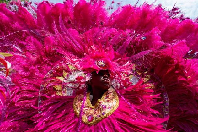 Um participante dança fantasiado durante o desfile do Dia das Índias Ocidentais no bairro do Brooklyn, em Nova York, EUACONTINUE POR AQUI: Cobra gigantesca tenta invadir casa pela janela, mas termina jogada em cima de carro