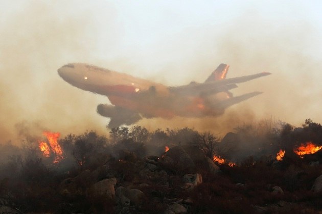 A semana foi boa? Esperamos que sim, pois o planeta continua maluco e em chamas! Principalmente na Califórnia (EUA), onde esse avião foi fotografado enquanto jogava produtos retardantes de fogo, em cima do incêndio Fairview (incêndios têm nome no estado) perto de Hemet