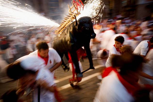 E na reta final do festival de São Firmino em Pamplona, na Espanha, as imagens com touros continuam em alta! No flagrante acima, os foliões correm ao lado do chamado 