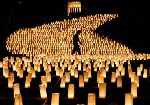 Lanternas de papel são colocadas para formar a forma da Via Láctea ao longo de uma escada, durante festividades religiosas em Tóquio, no JapãoNÃO VÁ EMBORA: Cidade fica de quarentena após invasão de caramujos do tamanho de ratazanas