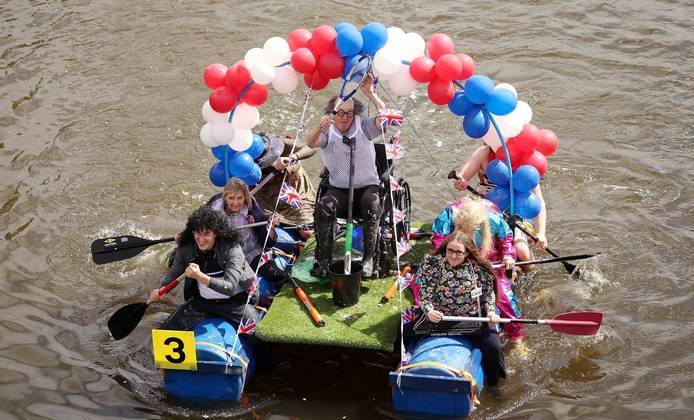 Competidores vestidos como personagens da série de televisão britânica Little Britain participam da Chester Raft Race anual, no rio Dee em Chester, no Reino Unido
