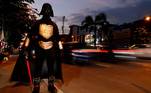 Alguém achou boa ideia se fantasiar de Darth Vader e ficar perto de uma rua, durante protestos em Bangkok, na Tailândia