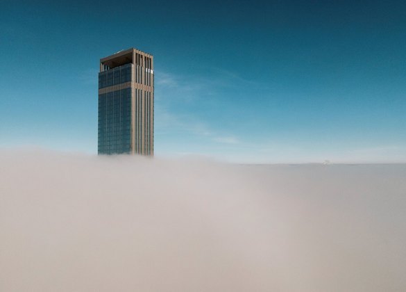Esta paisagem distópica, que aparenta ser uma construção engolida pelo deserto, na verdade é a torre do Abu Dhabi Plaza, que conseguiu se sobressair diante da neblina que escureceu Astana, capital do Cazaquistão