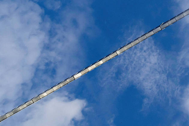 Uma visão da Skywalk, a ponte de aço livre suspensa mais longa do mundo, com 664 m de comprimento, construída desde janeiro de 2022, em Willingen, Alemanha