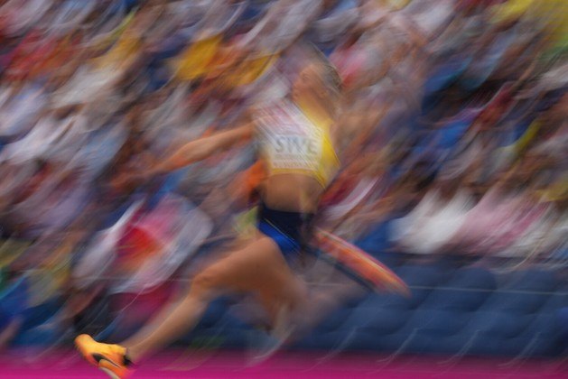 A sueca Tilde Johansson em ação durante o salto em distância feminino dos Jogos Europeus. Consegue ver?VALE SEU CLIQUE: Foto insólita de ponte retorcida aterroriza a web: 'Meus pesadelos começam assim'