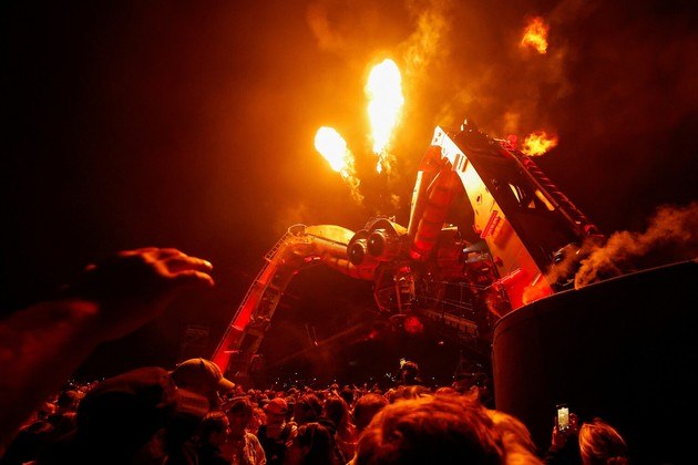 O mundo gira e o planeta o quê? Continua maluco! Enquanto isso, temos um vislumbre da estranheza visual do Festival de Glastonbury, no Reino Unido. Essa aranha flamejante aí na imagem é o palco Arcadia