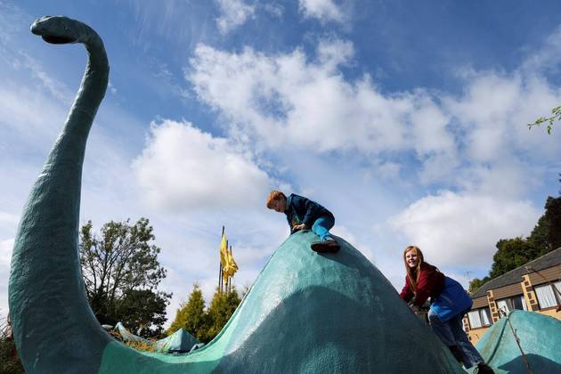 Crianças brincam em um modelo do Monstro do Lago Ness em Drumnadrochit, enquanto entusiastas voluntários participam da maior caça ao Monstro do Lago Ness em 50 anos. Até a semana que vem!CONTINUE POR AQUI: Influenciadora que gastou R$ 1,2 milhão em cirurgias diz que finalmente ativou o 'modo boneca'