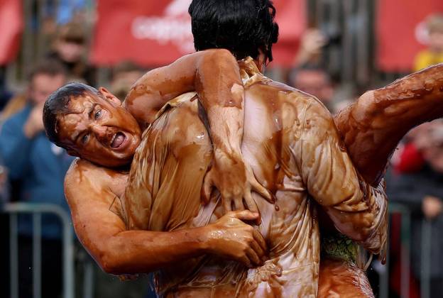 Já o Reino Unido sediou uma competição de luta livre em que os participantes se besuntam de molho de carne