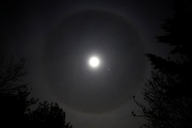 Um halo aparece ao redor da Lua e do planeta Júpiter, acima do céu de Redbourn, no Reino Unido