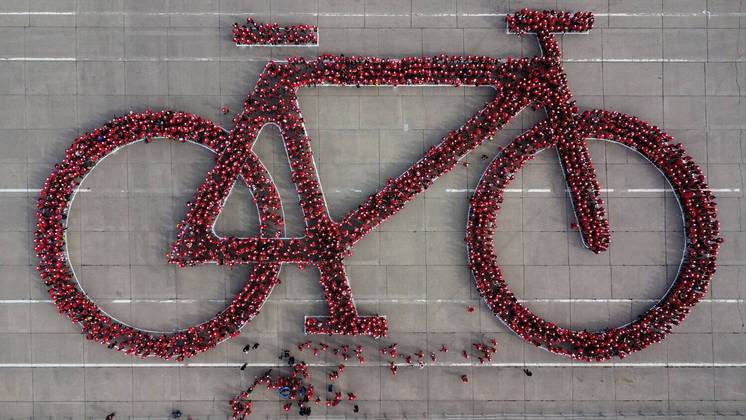 No Festival da Bicicleta (outro festival!!) em Santiago, no Chile, moradores fazem uma formação gigante de bicicleta, para tentar bater um recorde mundial