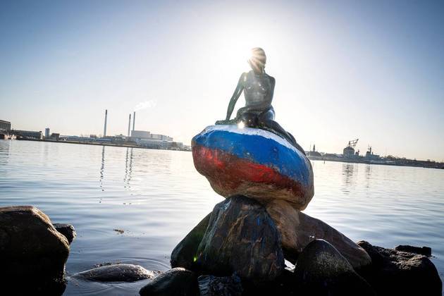 Uma escultura de sereia foi vandalizada com as cores da bandeira russa, na Dinamarca. Não se sabe exatamente o motivo do protesto