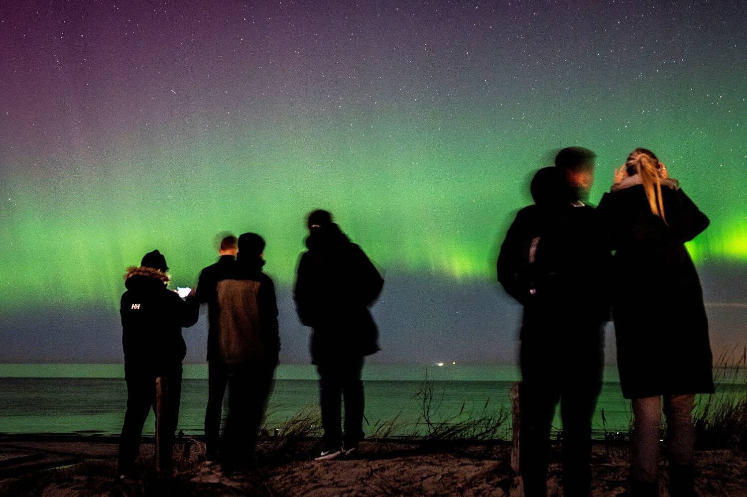 Em rara aparição, aurora boreal é vista nos céus do Reino Unido, Mundo