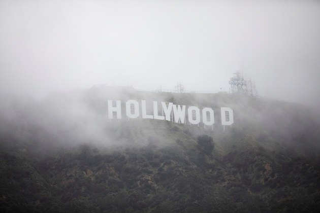 O famoso letreiro de Hollywood, em Los Angeles, encoberto por uma mistura de neblina e neve, após uma rara tempestade gelada na regiãoLEIA MAIS: Policiais descobrem mulher trancada em apartamento com o filho desde o início da pandemia