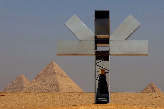 Próximo das Pirâmides de Gizé, nos arredores do Cairo, capital do Egito, este estranho projeto do artista Artur Lescher, foi instaladoCONTINUE POR AQUI: Homem vê nuvem em formato de carpa e captura peixe maior que seu cachorro pouco depois