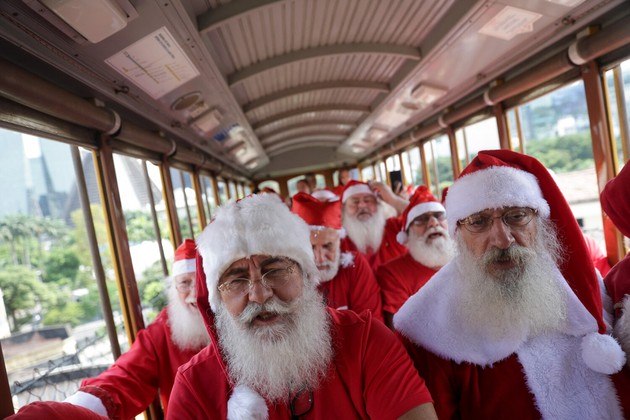 No Rio de Janeiro, formandos da Escola de Papai Noel viajam de bonde e se preparam para o Natal