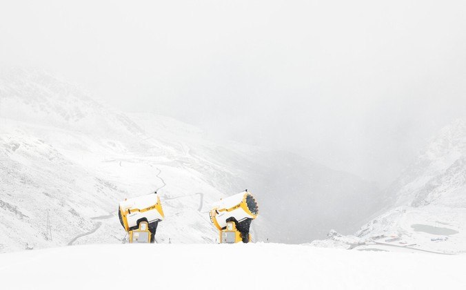 Canhões de neve ficam em uma encosta na geleira Rettenbachferner, perto da estação de esqui de Soelden, Áustria