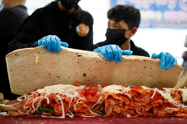 Na Cidade do México, moradores se reúnem para bater o recorde de maior sanduíche já feito, com 75,2 mNÃO PERCA: Esta galinha rara completamente preta chega a ser vendida por R$ 28 mil