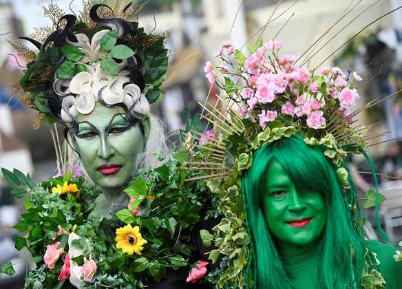 Pessoas desfilam como o personagem folclórico Jack In The Green, durante o feriado de 1º de maio, no Reino Unido