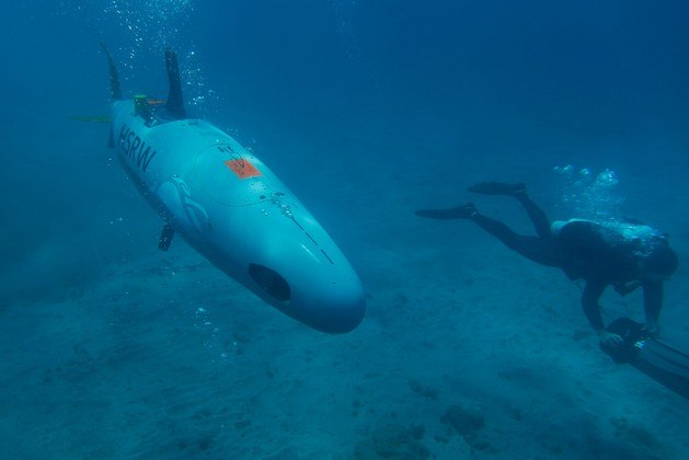 Na praia de Arinaga, na Espanha, um piloto conduz o submarino Rivershark, acompanhado de um mergulhador de segurançaCONTINUE POR AQUI: Com que frequência você pensa nas loucuras do Império Romano? Confira aqui!