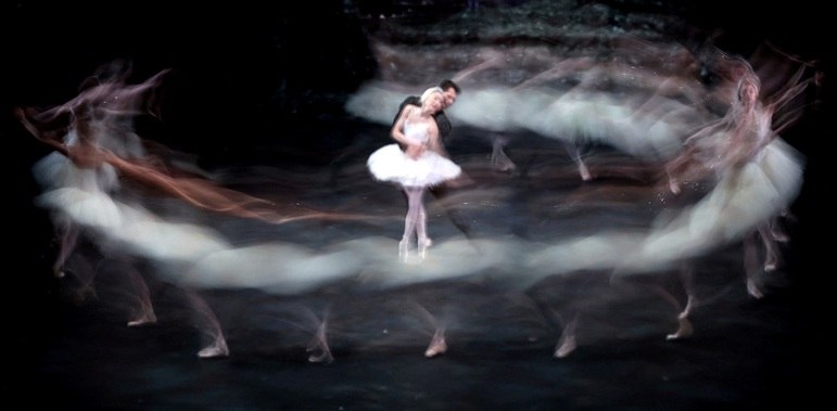 Balé também é Planeta Maluco! Bailarinas do Birmingham Royal Ballet apresentam o Lago dos Cisnes em um festival de dança no Reino Unido