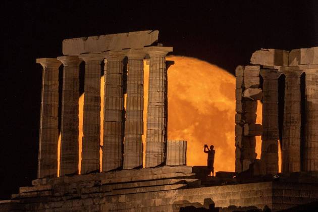 Alguém registrou essa cena inacreditável da Superlua dos Cervos atrás de um dos templos antigos de Atenas, na Grécia