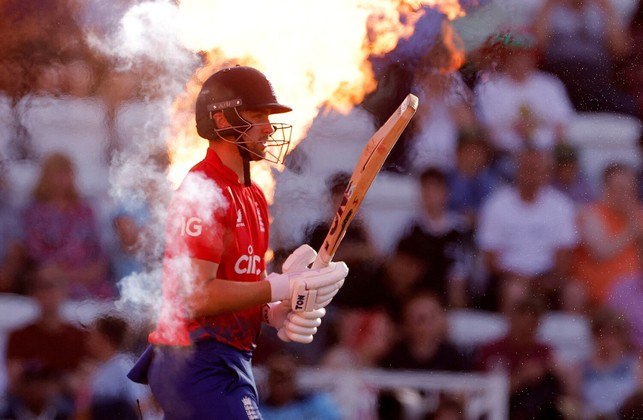 No torneio de críquete Trent Bridge Cricket Ground, o inglês Will Jacks fica na frente do fogo para garantir uma foto icônica