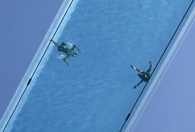 Pessoas relaxam em uma piscina suspensa entre arranha-céus residenciais no Embassy Gardens, em Londres. Até semana que vem!CONTINUE POR AQUI: Modelo fica irreconhecível após preenchimentos no rosto darem errado: 'Parece desenho animado'