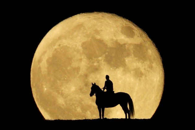 É hora de ver a Lua! Primeiro essa imagem poderosa registrada na Espanha, onde Jonay Ravelo e seu cavalo Nivaria observam a Superlua Azul