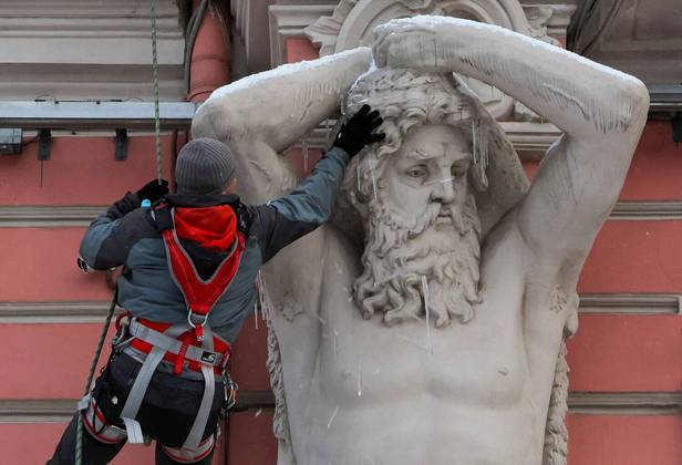 Escultura é coisa séria! Um trabalhador remove restos de gelo de uma estátua em São Petersburgo, na Rússia
