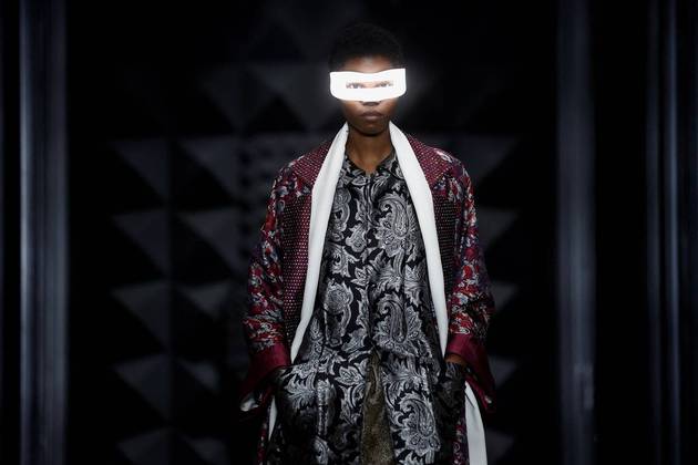 Moda também é Planeta Maluco! Na imagem, uma modelo apresenta uma criação do estilista Nicolas Ghesquiere, como parte de seu desfile, na Paris Fashion Week