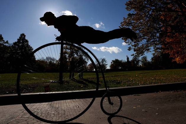 Em Praga, capital da República Tcheca, uma corrida anual reúne ciclistas que usam equipamentos das antigas, como essas bicicletas com uma roda gigante