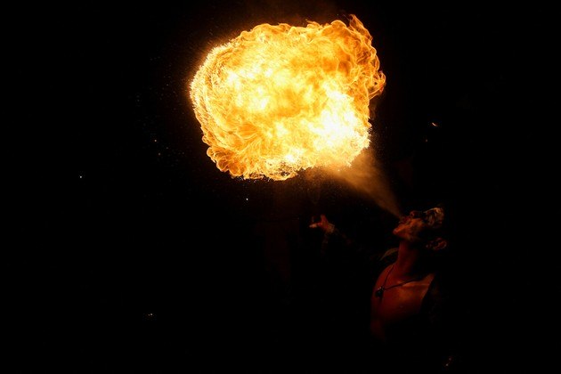 O mundo gira, e o planeta continua maluco, como é esperado! Em El Salvador, um cuspidor de fogo se apresenta durante uma festividade tradicional de Dia de Finados. Combina perfeitamente com uma semana calorenta