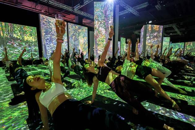 Entusiastas de ioga fazem uma aula um tanto psicodélica dentro da exposição interativa Van Gogh: The Immersive ExperienceLEIA MAIS: Influenciadora que gastou R$ 1,2 milhão em cirurgias diz que finalmente ativou o 'modo boneca'