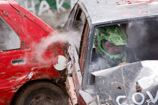Um motorista reage quando seu carro é atingido por outro veículo em uma competição de demolição de carros, na ilha de Malta