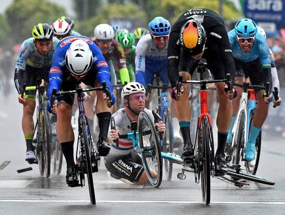 E tem mais esporte no Planeta Maluco! O ciclista Mark Cavendish cai feio durante o Giro d'Italia. Até semana que vem!CONTINUE POR AQUI: Caso chocante: pato selvagem é achado com faca no pescoço, mas passa bem