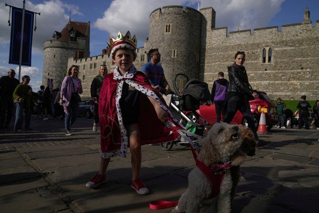 Um menino chega vestido assim para um concerto no Castelo de Windsor, em Windsor, Inglaterra, durante a celebração da coroação do rei Carlos 3º. É um dos vários eventos durante um fim de semana de três dias de comemorações
