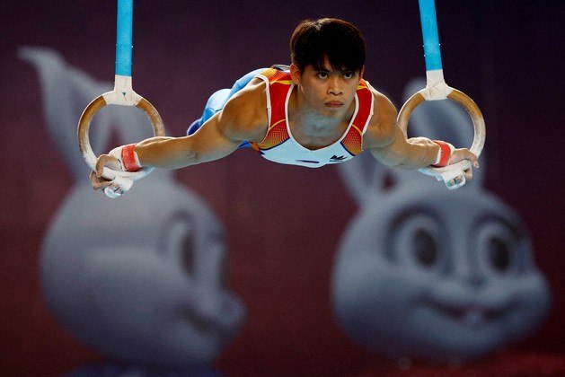 O ginasta filipino Carlos Edriel Poquiz Yulo é fotografado à frente de belo cenário, durante os Jogos do Sudeste Asiático de Ginástica Artística, realizados no CambojaLEIA TAMBÉM: Mãe encontra cobra muito venenosa escondida no sapato do filho. Consegue achá-la?