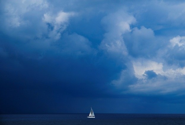 Pode dar zoom para ver perfeitamente! Um iate navega durante a aproximação de uma tempestade, em Malta, no Mar MediterrâneoLEIA MAIS: Homem pega brinquedo em praia sem saber que era abrigo para polvo capaz de matar 26 humanos