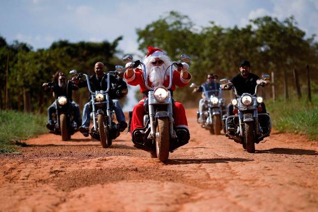 Em Goiás, Papai Noel é motoqueiro! No caso, é o motociclista Helton Garcia, que distribui presentes para crianças em uma zona rural de GoiásNÃO PERCA: Apenas especialistas conseguiram achar uma cobra letal escondida nesse quintal. Você é capaz?