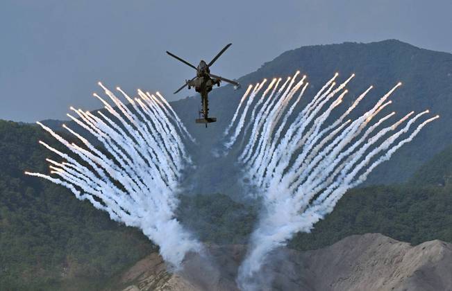 Como raízes de um vegetal extinto, um helicóptero Apache AH-64 da Coreia do Sul dispara sinalizadores durante um exercício militar conjunto Coreia do Sul-EUA. Até semana que vem!CONTINUE POR AQUI: Somente pessoas com visão aguçada conseguem achar esses números escondidos. Você é capaz?