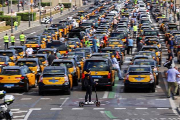 Taxistas protestam em Barcelona, na Espanha, após o Tribunal de Justiça da União Europeia rejeitar regras estabelecidas pela cidade de Barcelona que restringem drasticamente o número de carros que trabalham com aplicativos de carona