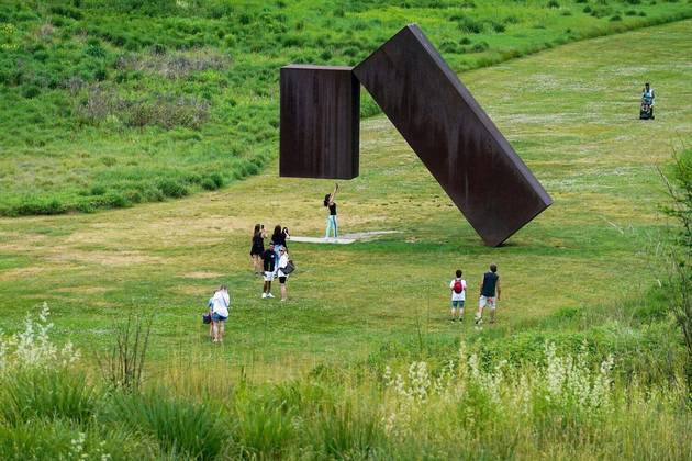 Lembra dos monólitos? Esses, na verdade, são uma obra de arte chamada Suspended, 1977, exposta no Centro de Arte Storm King, em Nova York, mas parece bastanteNÃO PERCA: Vovô de 81 anos sobrevive a ataque de 200 abelhas furiosas por 3 horas