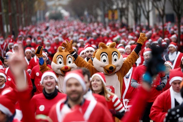Ainda falta uma semana, mas o mundo já respira o clima natalino! Se parece que o ano passou rápido, é porque passou mesmo. Nas ruas de Issy-les-Moulineaux, perto de Paris, participantes vestidos de Papai Noel participam da tradicional Corrida de Natal