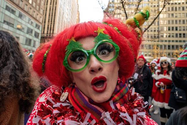 Já em Nova York, o evento é um pouco mais caótico. A chamada SantaCon é uma espécie de bloco de Carnaval com papais noéis que se embebedam e assustam lojistas