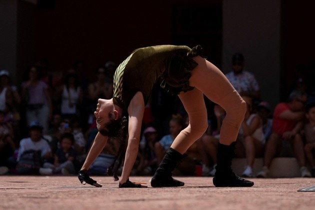 Um membro do Circo Yabisi, de Porto Rico, se apresenta na capital do território, durante um festival circenseVALE SEU CLIQUE: Família de sapos espertinhos pega carona em cima de crocodilo para atravessar lago