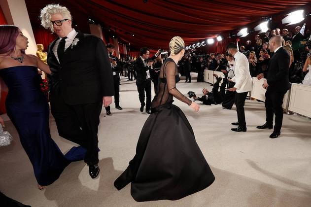 Até o Oscar também é Planeta Maluco! Nessa imagem, vemos Lady Gaga e BloodPop reagindo à queda de um fotógrafo. Logo depois, ela ajudou o profissional a se levantarCONTINUE POR AQUI: Caso chocante: gangue de macacos ataca e mata idosa de 70 anos que usava o banheiro