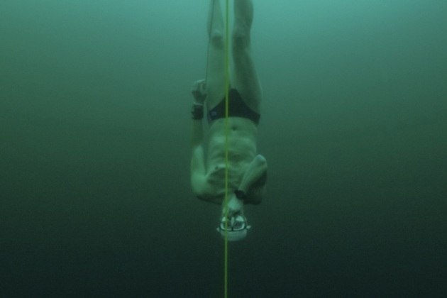 O mergulhador tcheco David Vencl mergulha a 52 metros sob o gelo do Lago Sils, com apenas uma respirada e vestindo apenas uma sunga comum