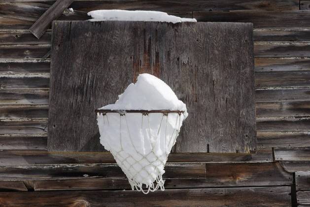 Mas nem tudo é calor & chamas. Em Massachusetts, nos Estados Unidos, uma tempestade de neve de três pontos encheu esta cesta de basquete