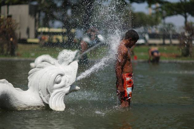 Um homem se refresca em uma fonte durante uma onda de calor no Rio de Janeiro, BrasilNÃO PERCA: Planeta Maluco: imagens de uma semana inflamada em todo o mundo