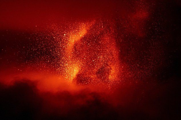 O monte Etna, o vulcão mais ativo da Europa, ilumina o céu noturno com erupções gigantescasVALE SEU CLIQUE: Após morte inesperada, casal empalha cachorro e agora abraça e conversa com ele
